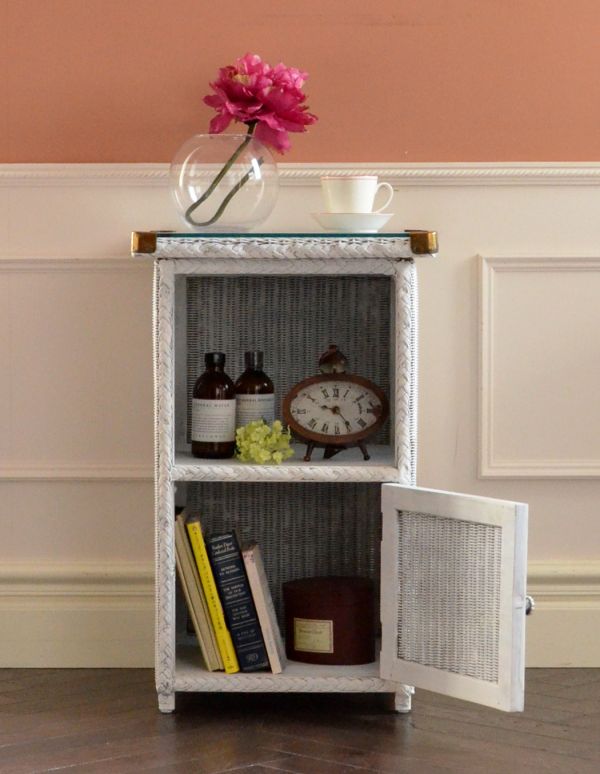 アンティーク家具　イギリスのアンティークペイント家具、ロイドルームサイドテーブル（ホワイト）。オープン棚には、読みかけの本やティッシュボックスを。(x-636-f)