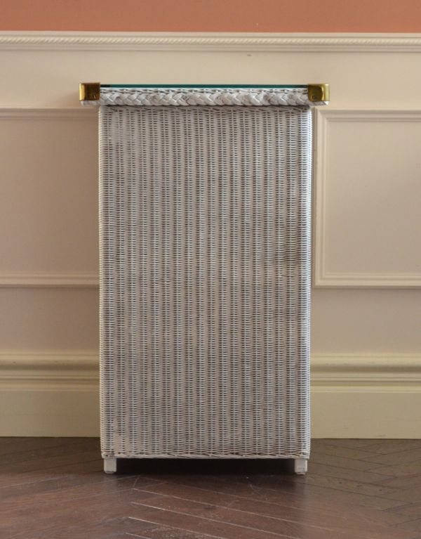 アンティーク家具　イギリスのアンティークペイント家具、ロイドルームサイドテーブル（ホワイト）。後ろもきれいに仕上がっています。(x-636-f)