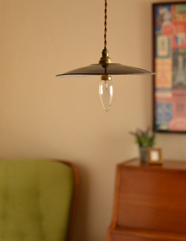 アンティークの照明　照明・ライティング　ネイビーのフランスアンティークのエナメルランプシェード（コード・シャンデリア球付き）。【 シェード 】直径24×高さ2.8cmコードは50、80cm以外にも、ご希望の長さで加工してお届けします。(x-636-z)