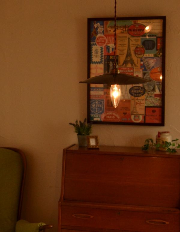 アンティークの照明　照明・ライティング　ネイビーのフランスアンティークのエナメルランプシェード（コード・シャンデリア球付き）。テーブルをあたたかい明かりが優しく照らしてくれます。(x-636-z)