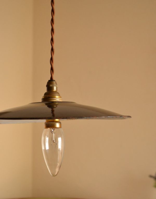 アンティークの照明　照明・ライティング　ネイビーのフランスアンティークのエナメルランプシェード（コード・シャンデリア球付き）。シェードは、アンティークのため、色むらがあったり、キズ、汚れが入っている場合もあります。(x-636-z)