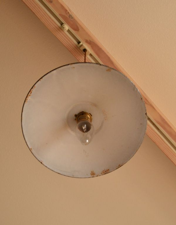 アンティークの照明　照明・ライティング　ネイビーのフランスアンティークのエナメルランプシェード（コード・シャンデリア球付き）。下から見るとこんな感じです。(x-636-z)