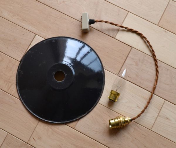 アンティークの照明　照明・ライティング　ネイビーのフランスアンティークのエナメルランプシェード（コード・シャンデリア球付き）。シェード、コード、電球1個、を全てセットでお届けするので、届いてすぐに取り付けられます。(x-636-z)