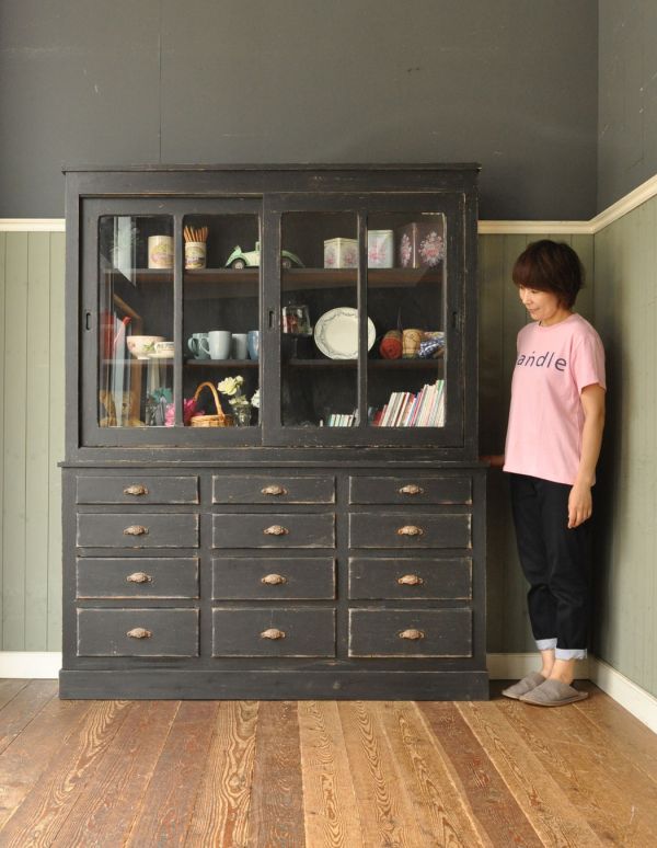 アンティークのキャビネット アンティーク家具 アンティークのフレンチ家具、大きなガラスが入ったキャビネット。落ち着いたスタイルの大人のお部屋作りにピッタリ。(x-637-f)