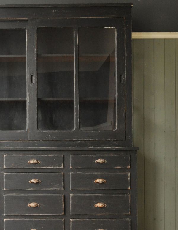 アンティークのキャビネット アンティーク家具 アンティークのフレンチ家具、大きなガラスが入ったキャビネット。ペイントが味わい深いです。(x-637-f)