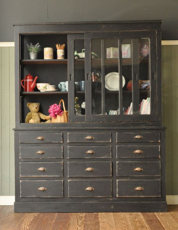 アンティークのキャビネット アンティーク家具 アンティークのフレンチ家具、大きなガラスが入ったキャビネット。見た目の美しさはモチロン、た〜っぷり収納力もある優れたキャビネットです。(x-637-f)