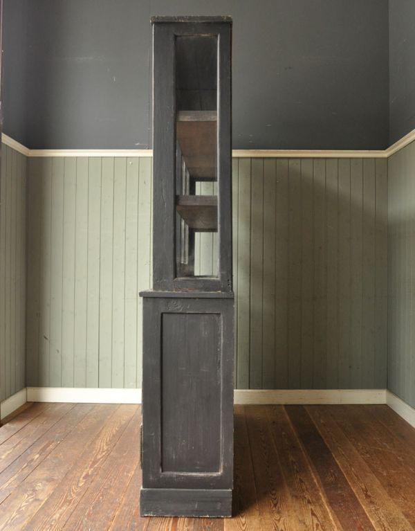 アンティークのキャビネット アンティーク家具 アンティークのフレンチ家具、大きなガラスが入ったキャビネット。サイドもきれいにペイントされています。(x-637-f)