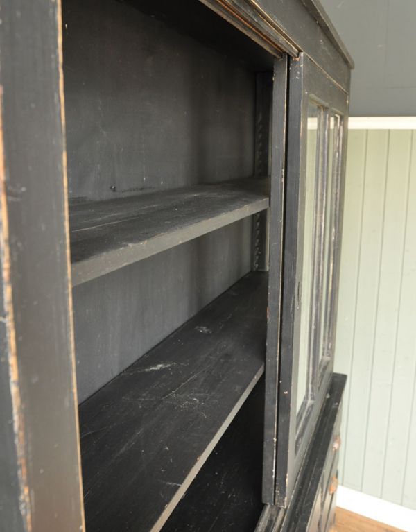 アンティークのキャビネット アンティーク家具 アンティークのフレンチ家具、大きなガラスが入ったキャビネット。中までブラックペイントです。(x-637-f)