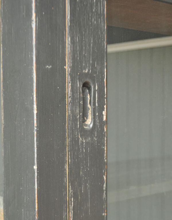 アンティークのキャビネット アンティーク家具 アンティークのフレンチ家具、大きなガラスが入ったキャビネット。引き戸の取っ手は引きやすい日本でもおなじみの形です。(x-637-f)