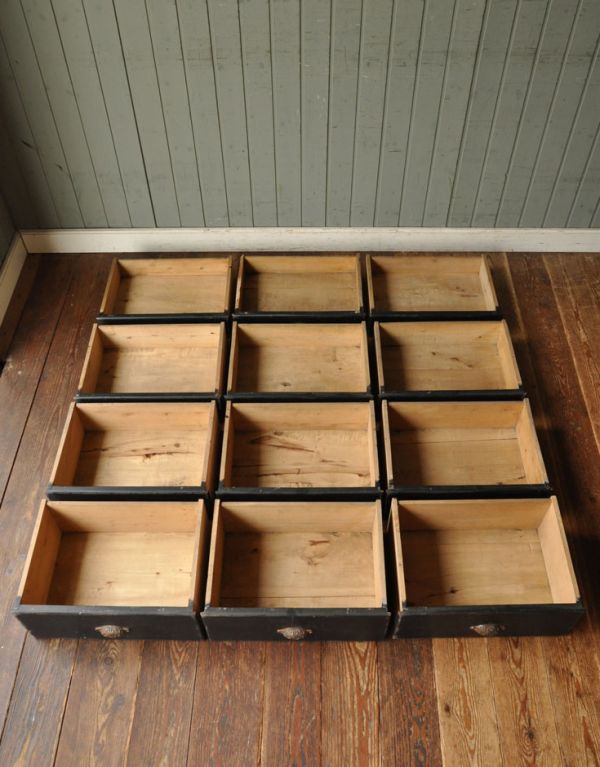 アンティークのキャビネット アンティーク家具 アンティークのフレンチ家具、大きなガラスが入ったキャビネット。引き出しの内側もキレイな状態なので何でも入れられます。(x-637-f)