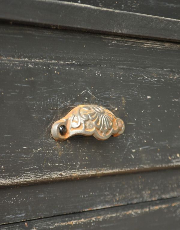 アンティークのキャビネット アンティーク家具 アンティークのフレンチ家具、大きなガラスが入ったキャビネット。味わいがある取っ手です。(x-637-f)