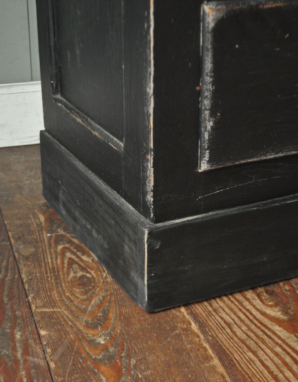 アンティークのキャビネット アンティーク家具 アンティークのフレンチ家具、大きなガラスが入ったキャビネット。しっかりとした安定感があります。(x-637-f)