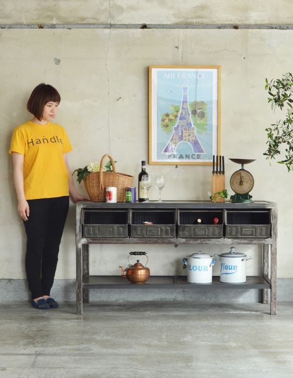 アンティークのキャビネット　アンティーク家具　フランスから輸入したアンティーク家具、メタルキャビネット（カウンター）。ちょっぴりハードなアンティークのメタルキャビネット。(x-638-f)