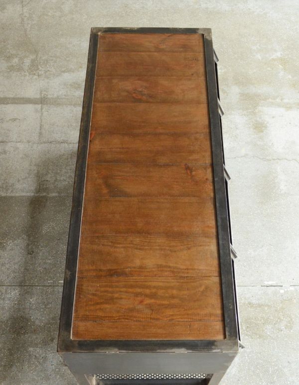 アンティークのキャビネット　アンティーク家具　フランスから輸入したアンティーク家具、メタルキャビネット（カウンター）。広い天板は、木製で仕上がっています。(x-638-f)