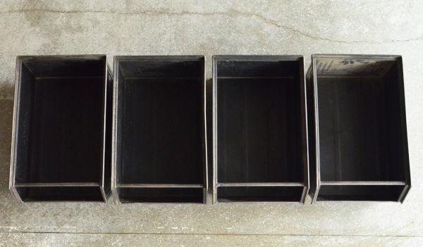 アンティークのキャビネット　アンティーク家具　フランスから輸入したアンティーク家具、メタルキャビネット（カウンター）。引き出しは全部で４杯付いています。(x-638-f)