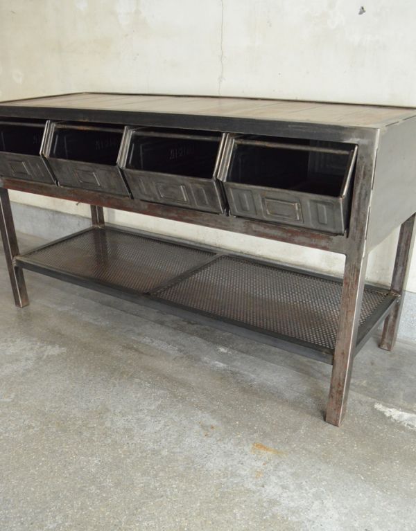 アンティークのキャビネット　アンティーク家具　フランスから輸入したアンティーク家具、メタルキャビネット（カウンター）。下の棚は、金網で仕上がっています。(x-638-f)