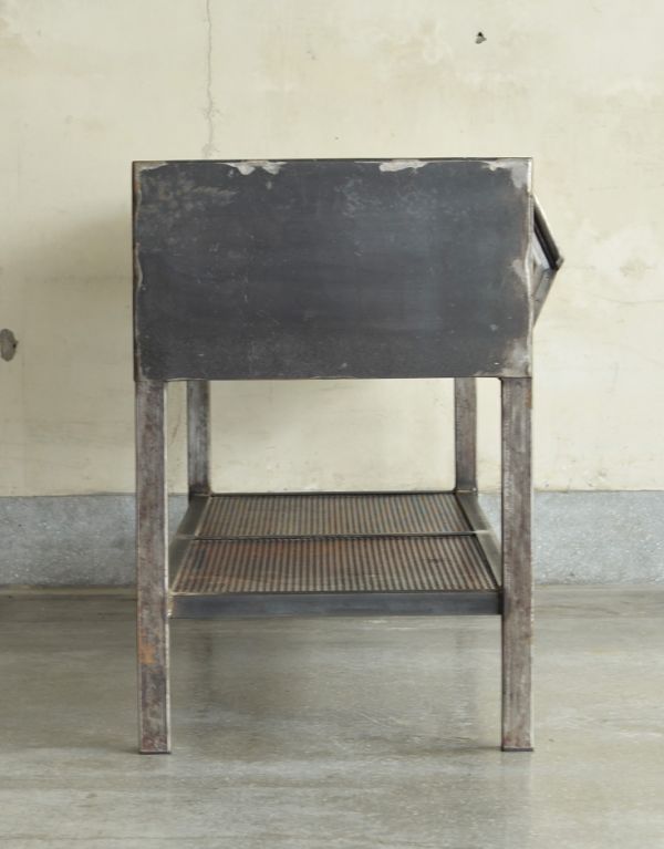 アンティークのキャビネット　アンティーク家具　フランスから輸入したアンティーク家具、メタルキャビネット（カウンター）。しっかりお直ししてありますので、長くお使いいただけます。(x-638-f)