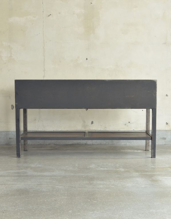 アンティークのキャビネット　アンティーク家具　フランスから輸入したアンティーク家具、メタルキャビネット（カウンター）。キチンとメンテナンスしてあるので、裏側もキレイです。(x-638-f)