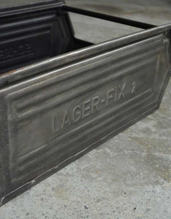 アンティークのキャビネット　アンティーク家具　フランスから輸入したアンティーク家具、メタルキャビネット（カウンター）。ただ文字が入っているだけなのに、インダストリアルなカッコイイデザインです！。(x-638-f)