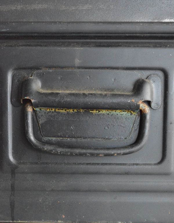 アンティークのキャビネット　アンティーク家具　フランスから輸入したアンティーク家具、メタルキャビネット（カウンター）。それぞれの引き出しに取っ手（ハンドル）が付いています。(x-638-f)