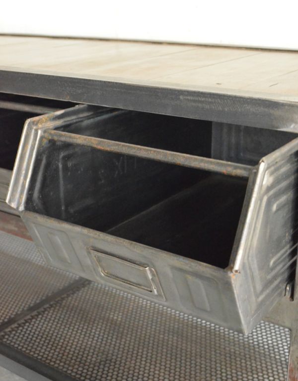 アンティークのキャビネット　アンティーク家具　フランスから輸入したアンティーク家具、メタルキャビネット（カウンター）。引き出しを抜き、入れる方向を反対にすると、写真のように入り口が見えるようになります。(x-638-f)