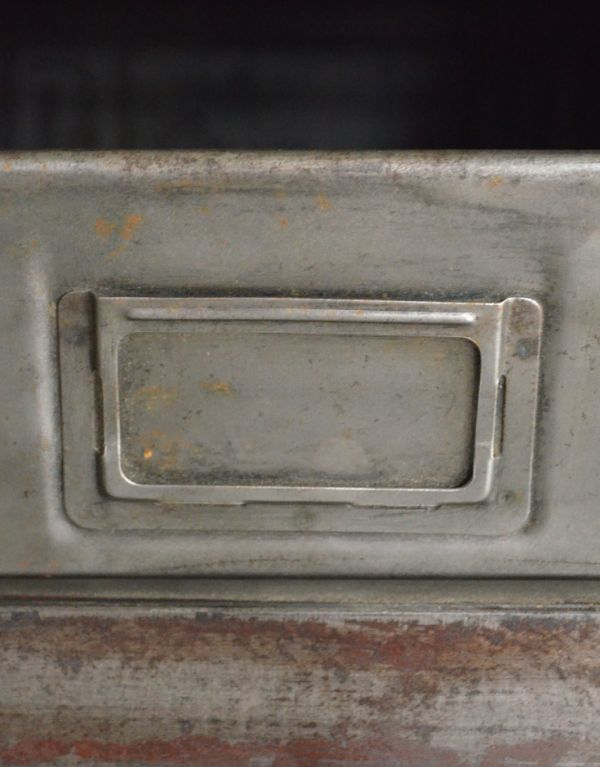 アンティークのキャビネット　アンティーク家具　フランスから輸入したアンティーク家具、メタルキャビネット（カウンター）。反対には、ネームプレートを入れる差し込み口があります。(x-638-f)