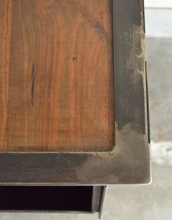 アンティークのキャビネット　アンティーク家具　フランスから輸入したアンティーク家具、メタルキャビネット（カウンター）。メンテナンスをしっかりしてお届けしますので、届いた日からお使いくださいね。(x-638-f)