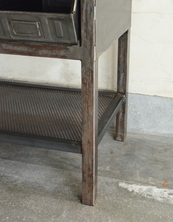 アンティークのキャビネット　アンティーク家具　フランスから輸入したアンティーク家具、メタルキャビネット（カウンター）。安定感のある脚がしっかり支えます。(x-638-f)