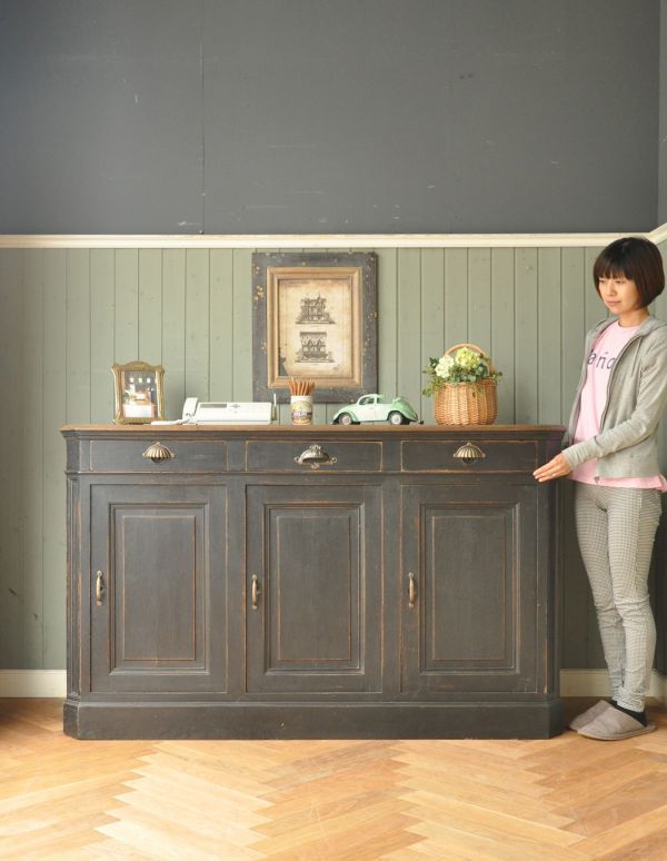 アンティークのキャビネット アンティーク家具 おしゃれなアンティークのフレンチインテリア、ブラック色のキャビネット。たくさん物が置けるのでリビングで実用的に使えます。(x-639-f)