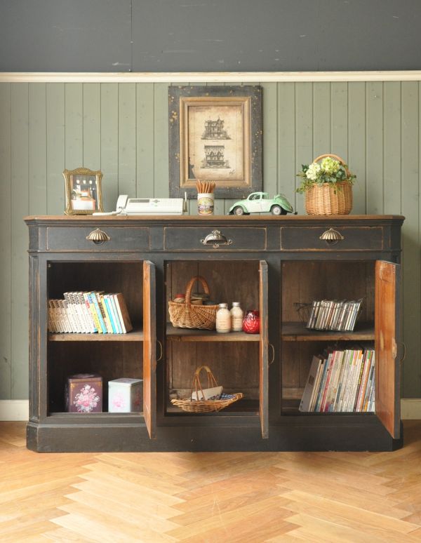 アンティークのキャビネット アンティーク家具 おしゃれなアンティークのフレンチインテリア、ブラック色のキャビネット。見た目の美しさはモチロン、た〜っぷり収納力もある優れたキャビネットです。(x-639-f)