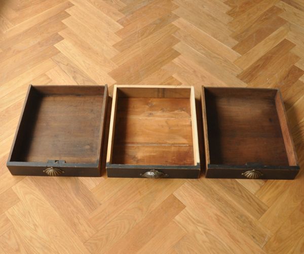 アンティークのキャビネット アンティーク家具 おしゃれなアンティークのフレンチインテリア、ブラック色のキャビネット。引き出しの内側もキレイな状態なので何でも入れられます。(x-639-f)