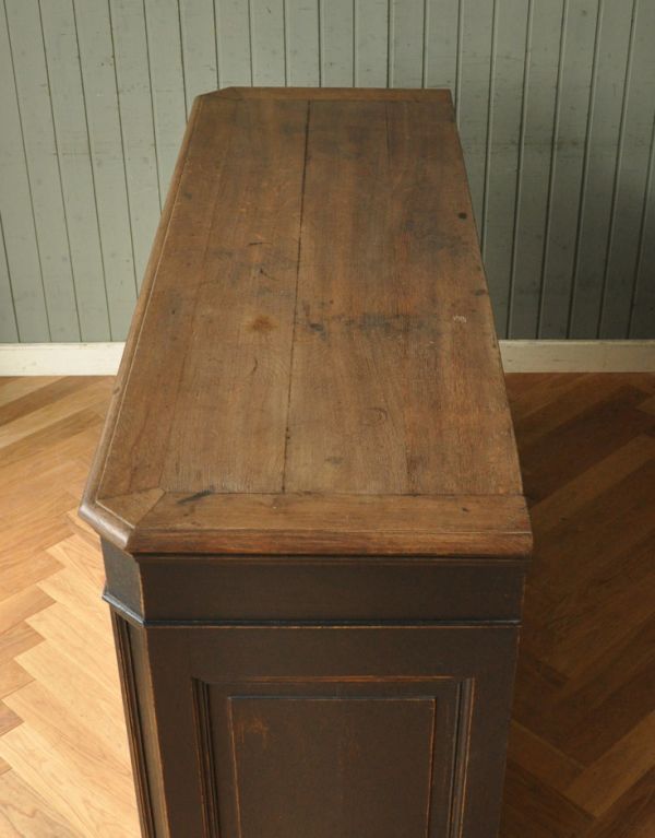 アンティークのキャビネット アンティーク家具 おしゃれなアンティークのフレンチインテリア、ブラック色のキャビネット。天板もキレイに仕上げました。(x-639-f)