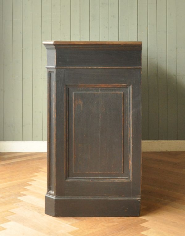 アンティークのキャビネット アンティーク家具 おしゃれなアンティークのフレンチインテリア、ブラック色のキャビネット。サイドもきれいにペイントされています。(x-639-f)