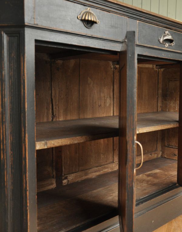 アンティークのキャビネット アンティーク家具 おしゃれなアンティークのフレンチインテリア、ブラック色のキャビネット。棚板があるので、整理整頓がしやすいですよ。(x-639-f)