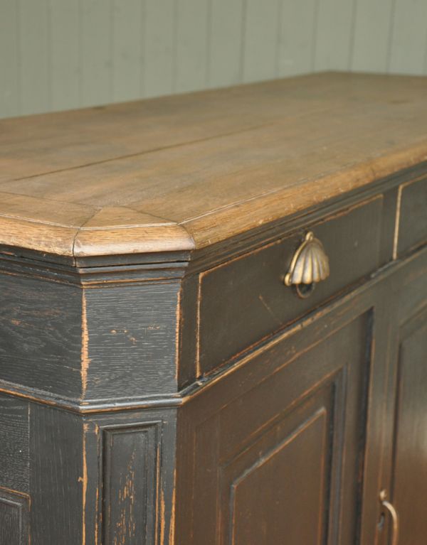 アンティークのキャビネット アンティーク家具 おしゃれなアンティークのフレンチインテリア、ブラック色のキャビネット。アンティークの味わいがあるペイントです。(x-639-f)