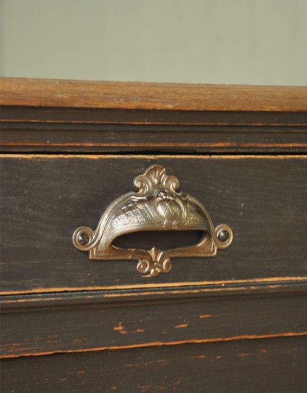 アンティークのキャビネット アンティーク家具 おしゃれなアンティークのフレンチインテリア、ブラック色のキャビネット。真ん中の引き出しの取っ手アンティークらしいこだわったデザインの取っ手です。(x-639-f)