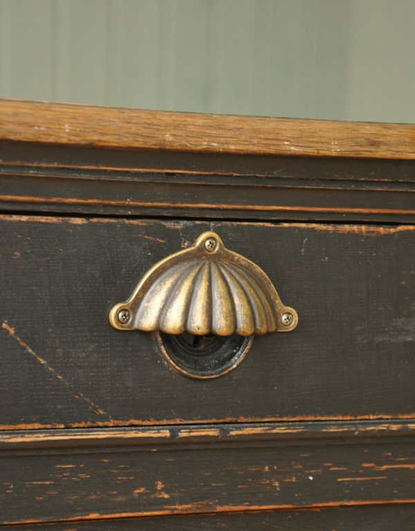 アンティークのキャビネット アンティーク家具 おしゃれなアンティークのフレンチインテリア、ブラック色のキャビネット。両サイドの引き出しの取っ手です。(x-639-f)