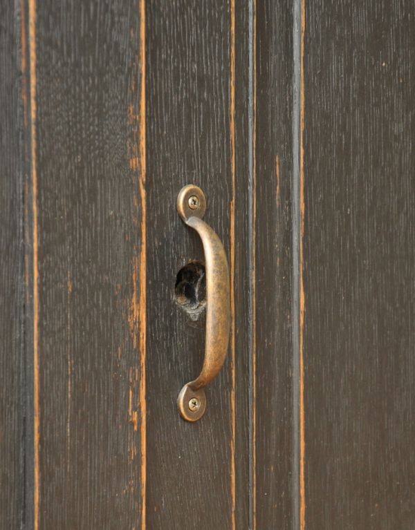 アンティークのキャビネット アンティーク家具 おしゃれなアンティークのフレンチインテリア、ブラック色のキャビネット。扉のハンドルは握りやすいデザインの取っ手です。(x-639-f)