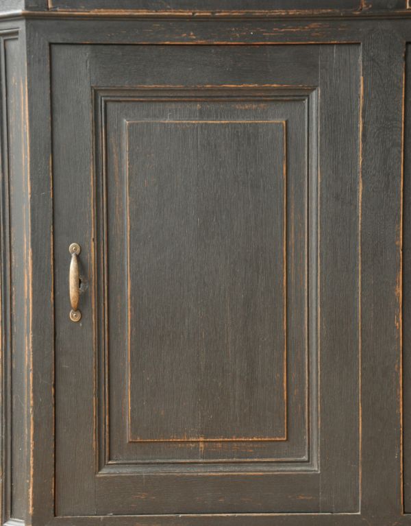 アンティークのキャビネット アンティーク家具 おしゃれなアンティークのフレンチインテリア、ブラック色のキャビネット。扉には装飾が施されています。(x-639-f)