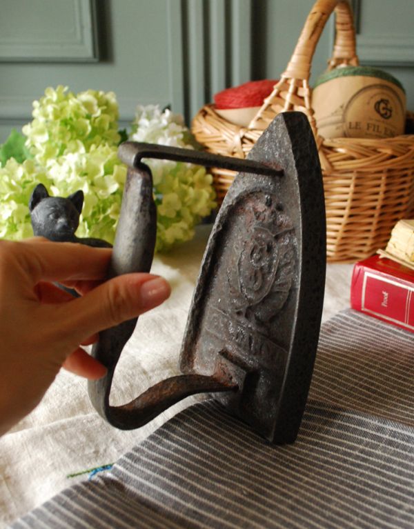 アンティーク 真鍮の雑貨　アンティーク雑貨　フランスアンティークのアイアン製（鉄）アイロン。マークが刻まれています。(x-640-z)