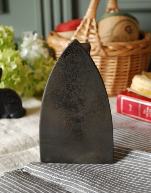 アンティーク 真鍮の雑貨　アンティーク雑貨　フランスアンティークのアイアン製（鉄）アイロン。裏面もきれいな保存状態です。(x-640-z)