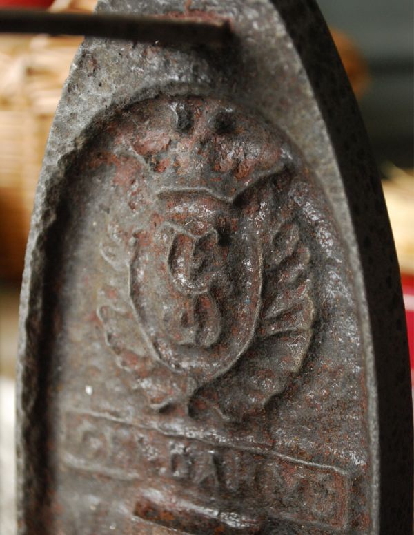 アンティーク 真鍮の雑貨　アンティーク雑貨　フランスアンティークのアイアン製（鉄）アイロン。アンティークのため、多少の欠け・傷がある場合がありますが、使用上問題はありませんので、ご了承下さい。(x-640-z)