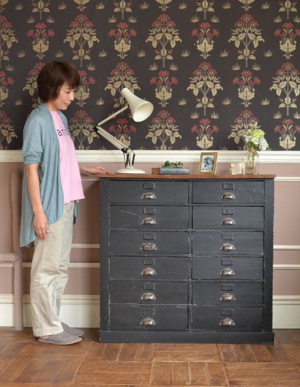 アンティークのチェスト　アンティーク家具　フランスからのペイントのビンテージ家具、かっこいいチェスト（ドロワー）。雰囲気たっぷりのドロワーズ。(x-641-f)