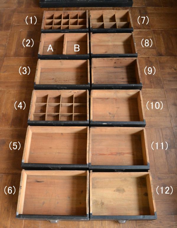 アンティークのチェスト　アンティーク家具　フランスからのペイントのビンテージ家具、かっこいいチェスト（ドロワー）。引き出しの内側もキレイな状態なので何でも入れられます。(x-641-f)