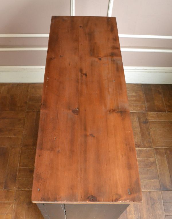 アンティークのチェスト　アンティーク家具　フランスからのペイントのビンテージ家具、かっこいいチェスト（ドロワー）。天板もキレイに仕上げました。(x-641-f)