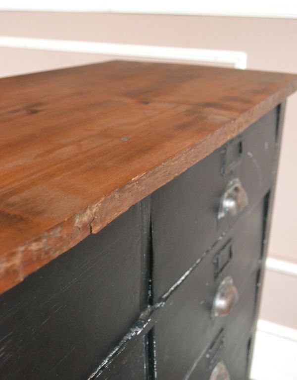 アンティークのチェスト　アンティーク家具　フランスからのペイントのビンテージ家具、かっこいいチェスト（ドロワー）。専門の職人によってお直ししていますが、アンティークは新品ではありません。(x-641-f)