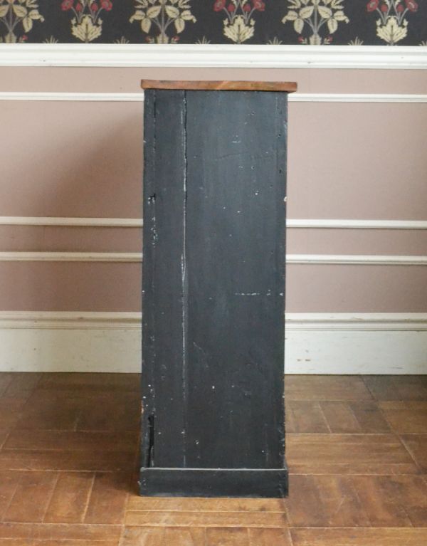 アンティークのチェスト　アンティーク家具　フランスからのペイントのビンテージ家具、かっこいいチェスト（ドロワー）。サイドもきれいです。(x-641-f)