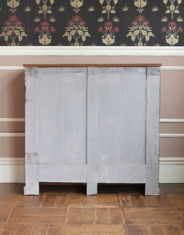 アンティークのチェスト　アンティーク家具　フランスからのペイントのビンテージ家具、かっこいいチェスト（ドロワー）。裏側は明るいグレー色にペイントされています。(x-641-f)