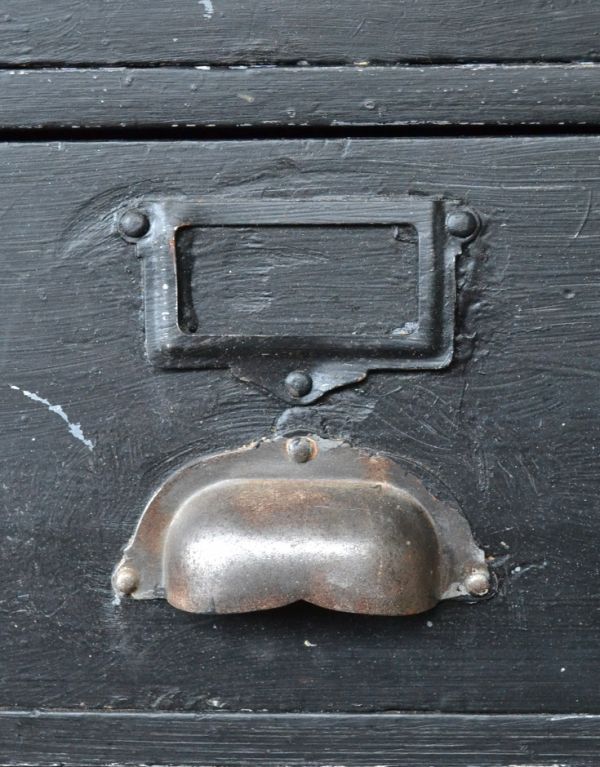 アンティークのチェスト　アンティーク家具　フランスからのペイントのビンテージ家具、かっこいいチェスト（ドロワー）。味わいがある取っ手です。(x-641-f)