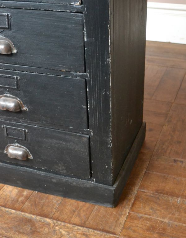 アンティークのチェスト　アンティーク家具　フランスからのペイントのビンテージ家具、かっこいいチェスト（ドロワー）。安定感のある脚がきちんと支えます。(x-641-f)